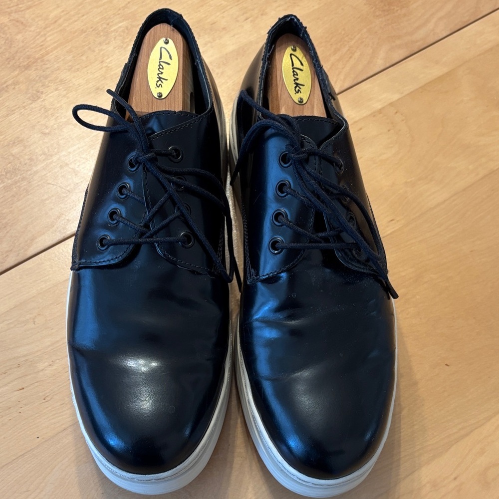 Camper Men’s Black Leather Oxfords w/Cream Rubber Outsoles. Size 41